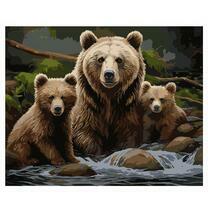 Медведица с медвежатами в реке