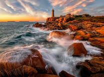 Маяк на каменистом берегу