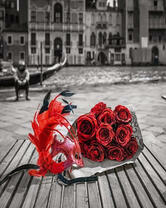 Маска и красные розы в Венеции