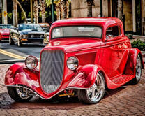 Ретро-автомобиль красного цвета