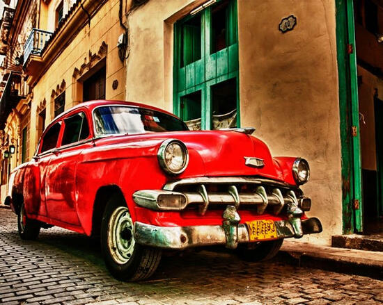 Алмазная мозаика 40x50 Красный ретро-автомобиль на улице старого города