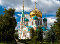 Православный храм в зелёном парке