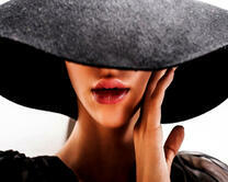 Без бренда «Дама в стильной шляпе» в Санкт-Петербурге